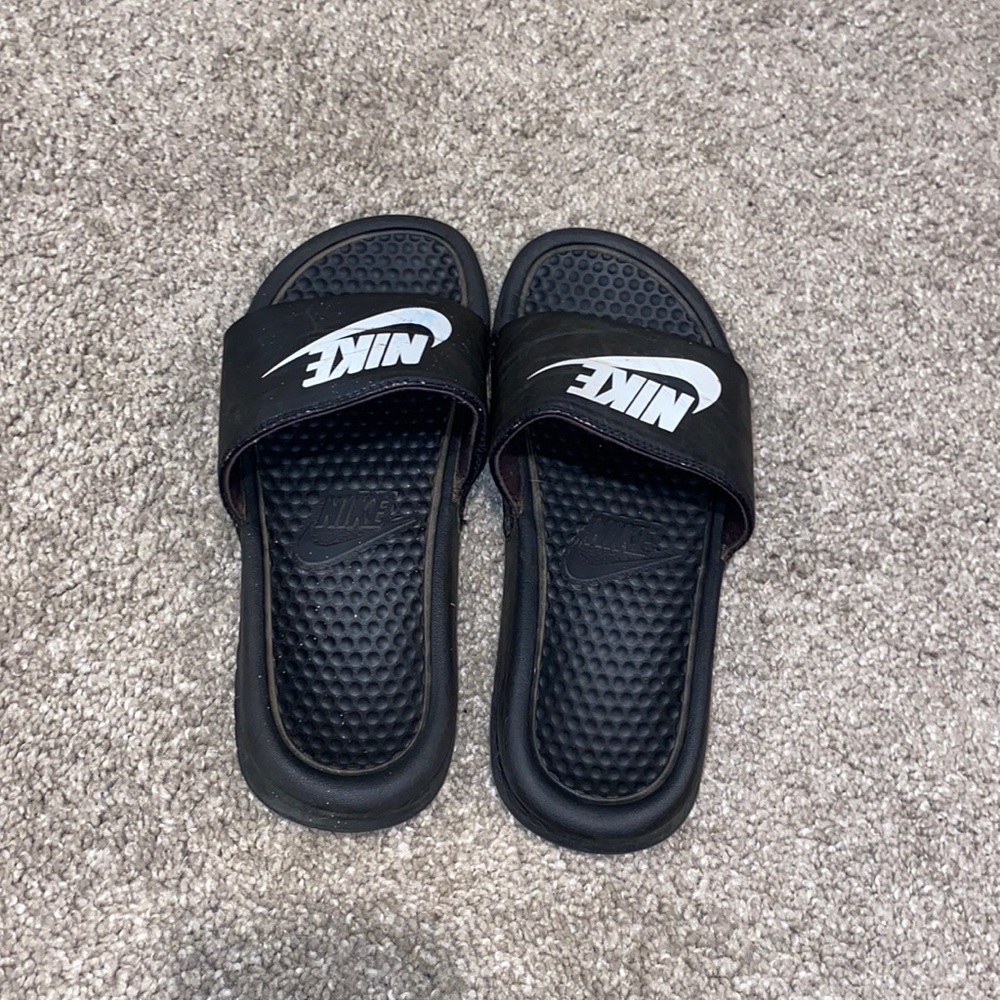 Slide that are Blake and white